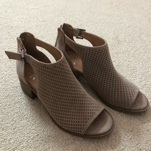 Tan ankle sandals in size 6